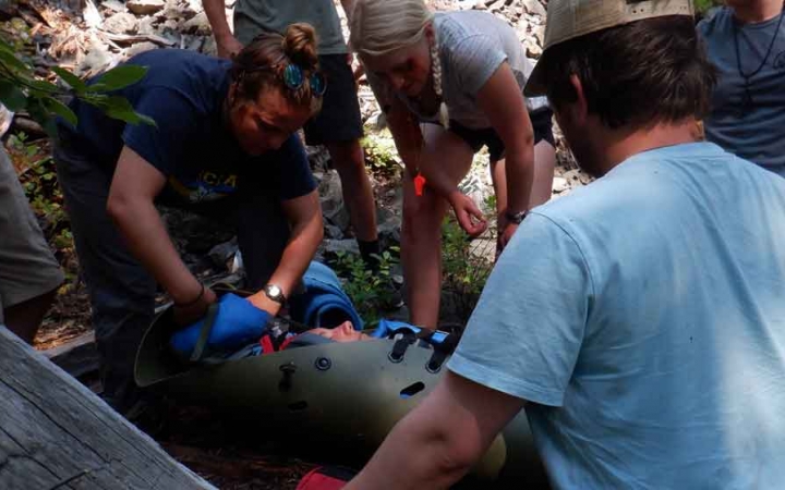 wilderness first aid students practice medical skills on an outward bound expedition 
